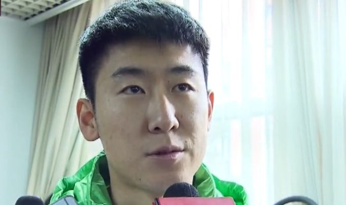 他扒开内裤把舌头进去添