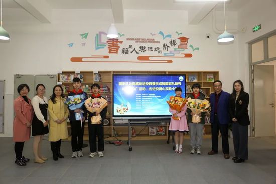女人把扒开给男人爽动图