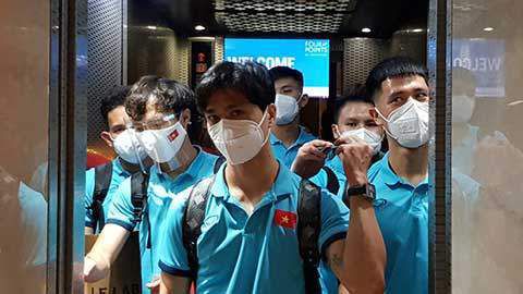 他扒下我的内裤就进去了视频